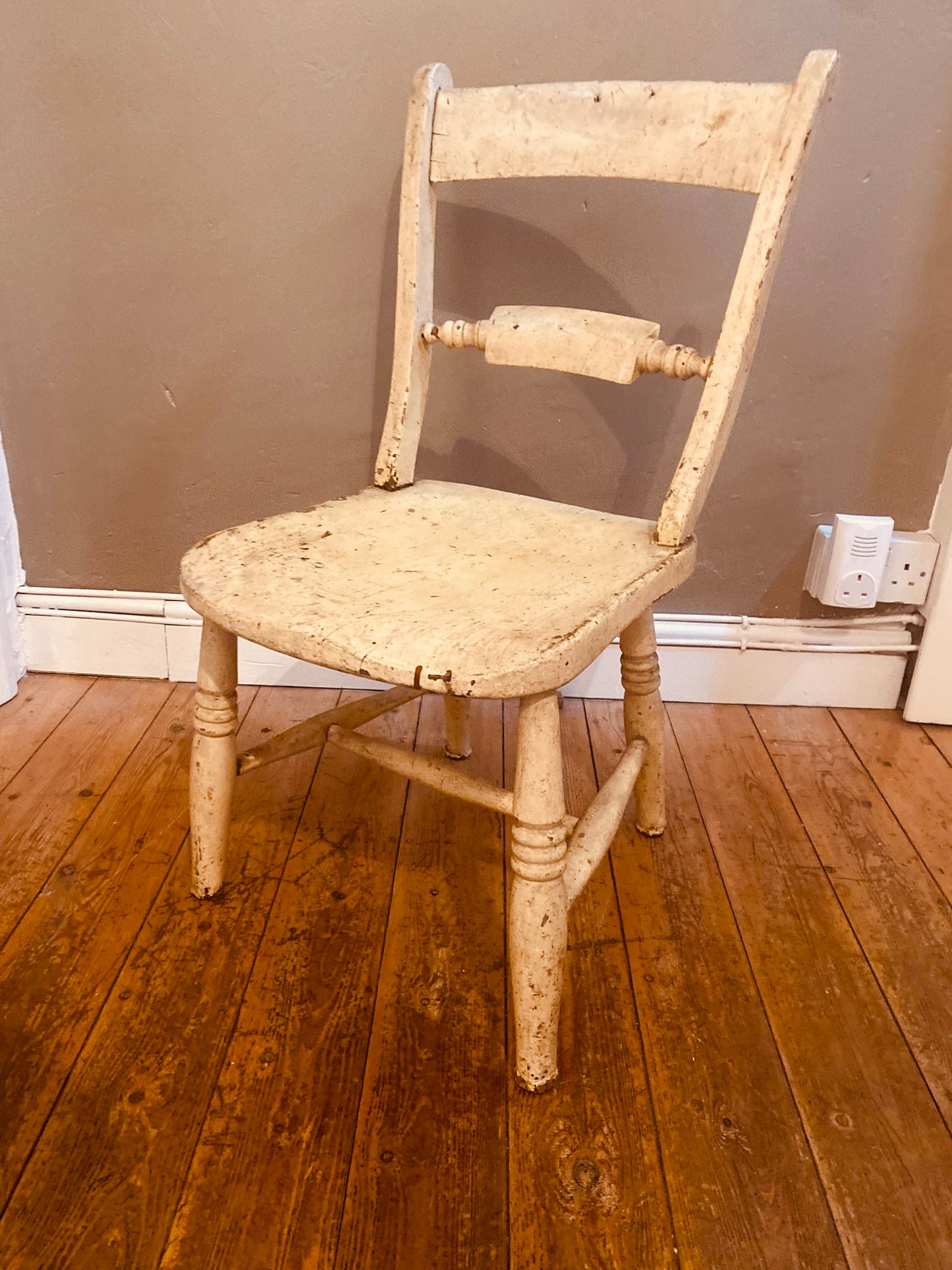 Rustic Distressed Farmhouse Chair – Vintage Shabby Chic Wooden Seating