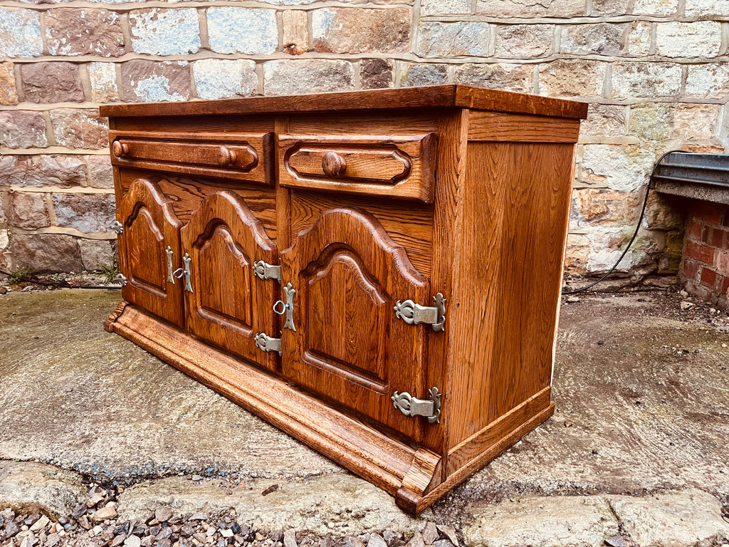 Solid Oak Country Sideboard – 2 Drawer 4 Door Rustic Farmhouse Storage Unit