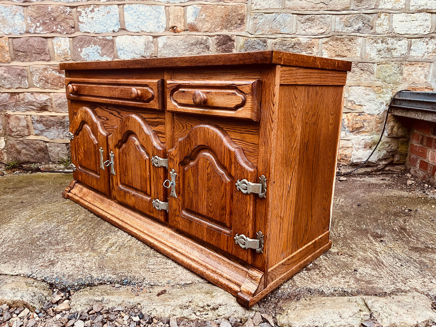 Solid Oak Country Sideboard – 2 Drawer 4 Door Rustic Farmhouse Storage Unit