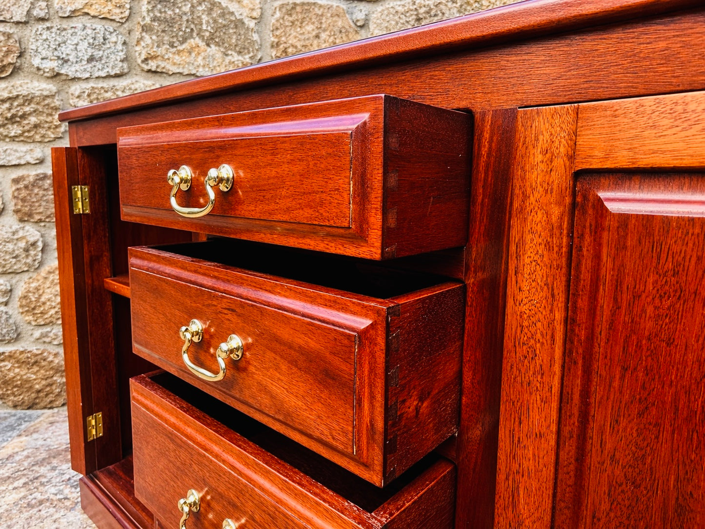 Georgian Style Mahogany Sideboard – Classic Storage Cabinet with Drawers & Cupboards