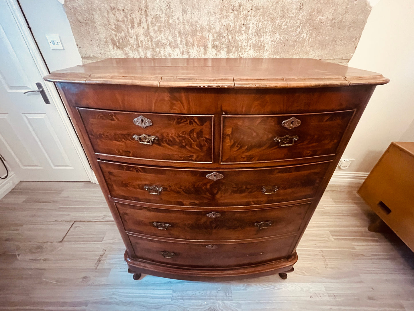 Antique Bow Front Chest of Drawers – Mahogany Veneer with Brass Handles (c.1890–1910)