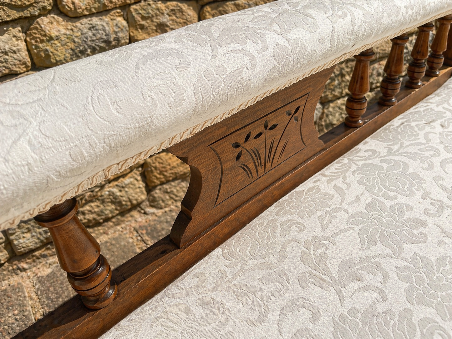 Victorian Style Upholstered Chaise Longue Daybed with Carved Wooden Frame