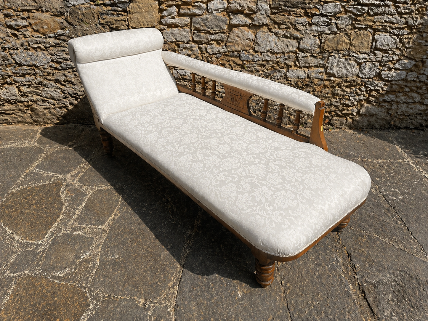 Victorian Style Upholstered Chaise Longue Daybed with Carved Wooden Frame