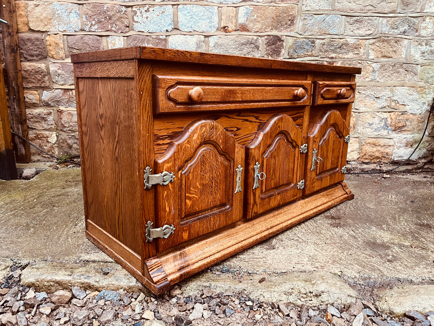 Solid Oak Country Sideboard – 2 Drawer 4 Door Rustic Farmhouse Storage Unit
