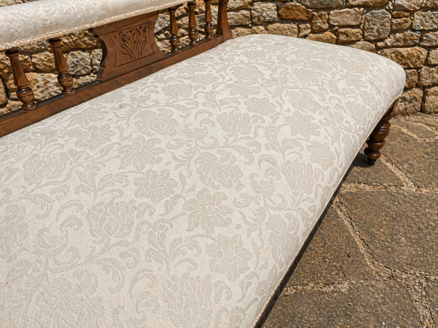 Victorian Style Upholstered Chaise Longue Daybed with Carved Wooden Frame