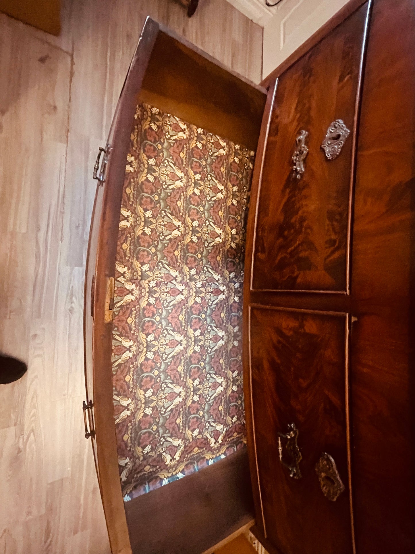 Antique Bow Front Chest of Drawers – Mahogany Veneer with Brass Handles (c.1890–1910)