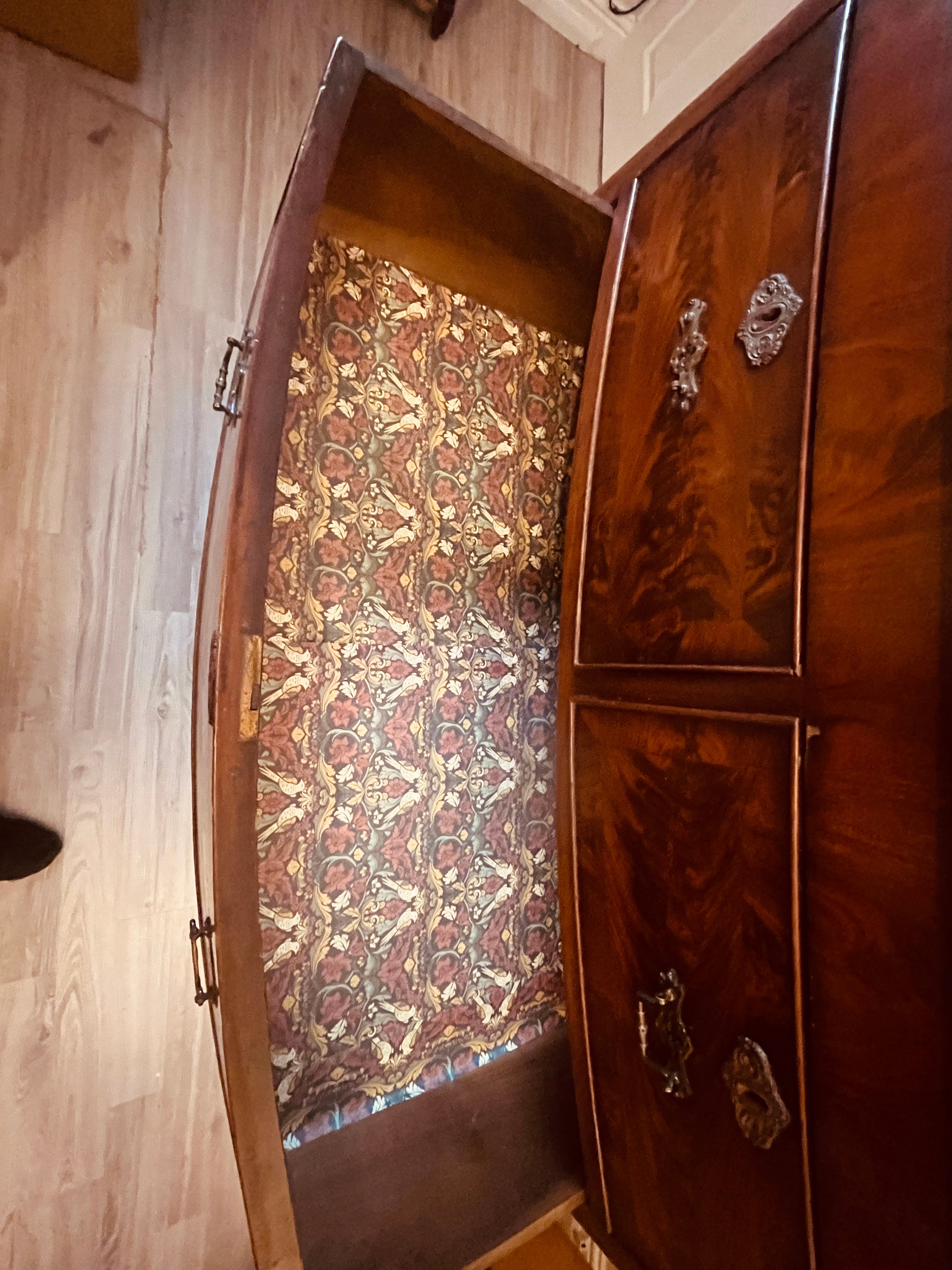 Antique Bow Front Chest of Drawers – Mahogany Veneer with Brass Handles (c.1890–1910)