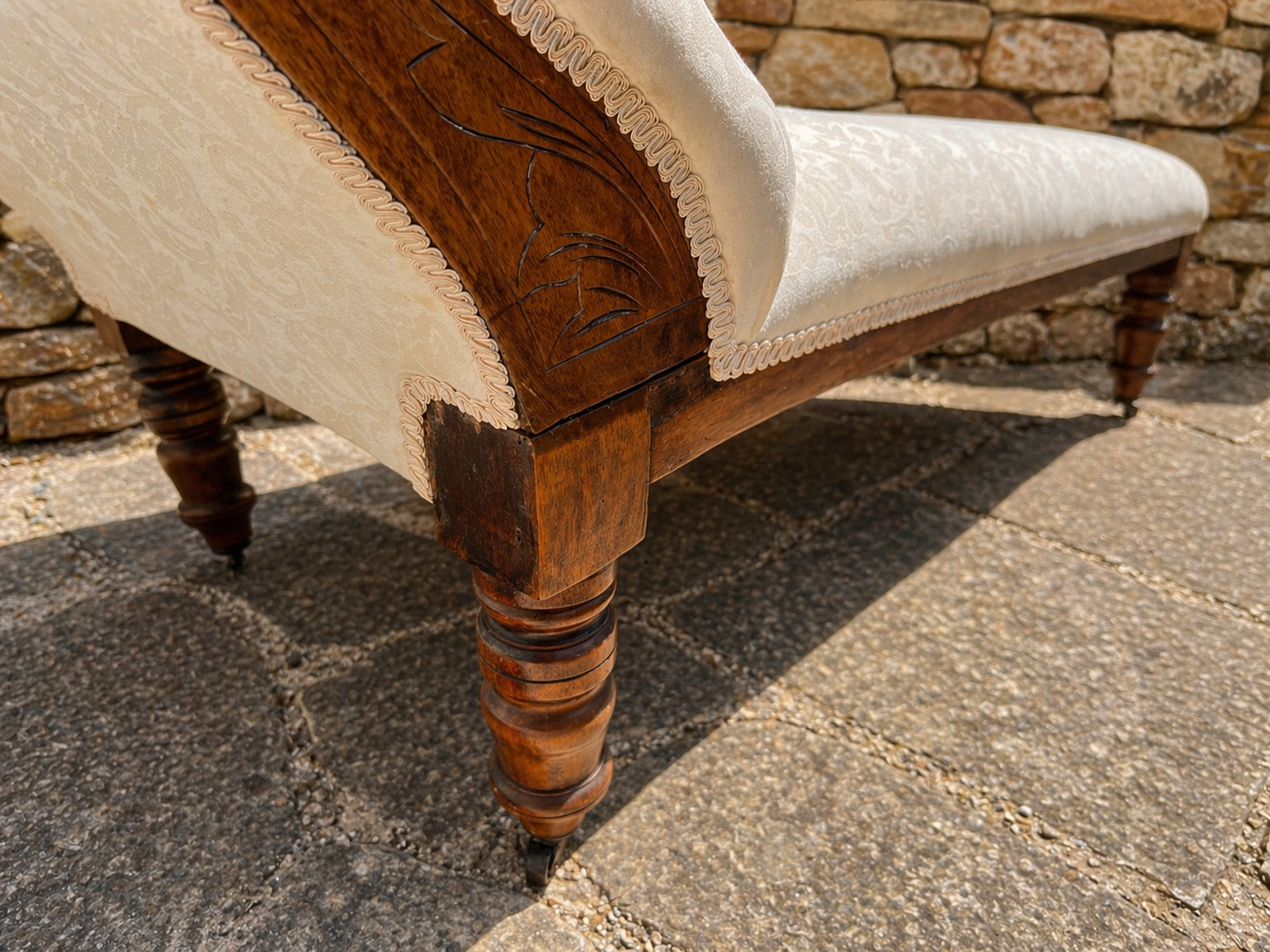 Victorian Style Upholstered Chaise Longue Daybed with Carved Wooden Frame