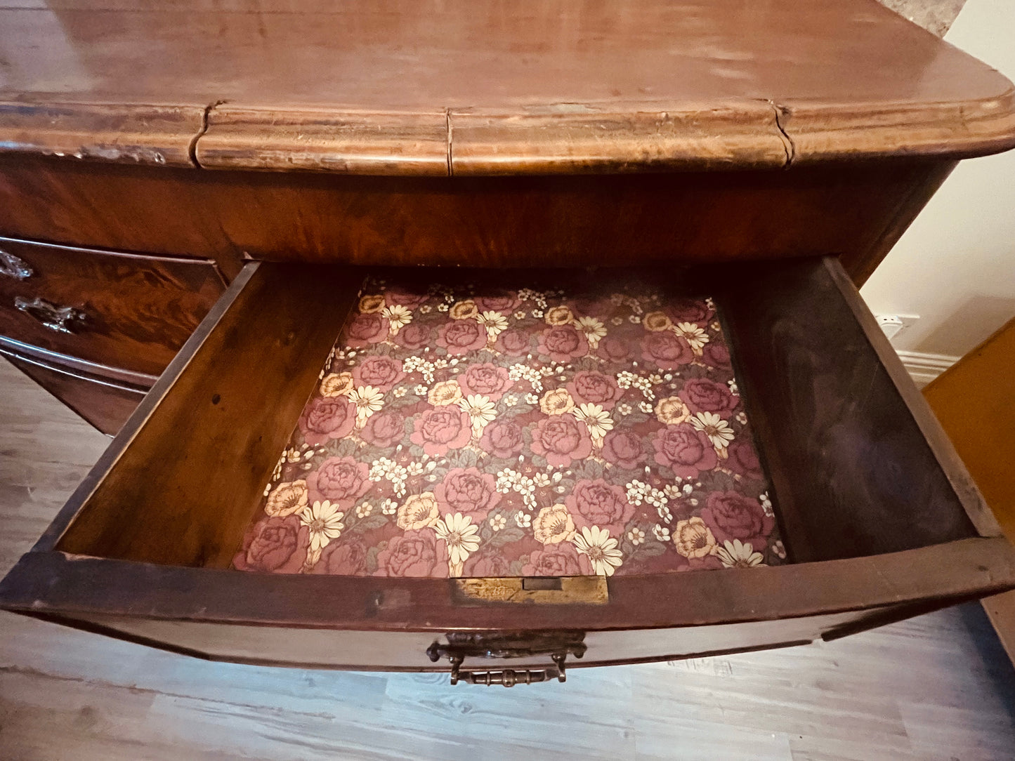 Antique Bow Front Chest of Drawers – Mahogany Veneer with Brass Handles (c.1890–1910)
