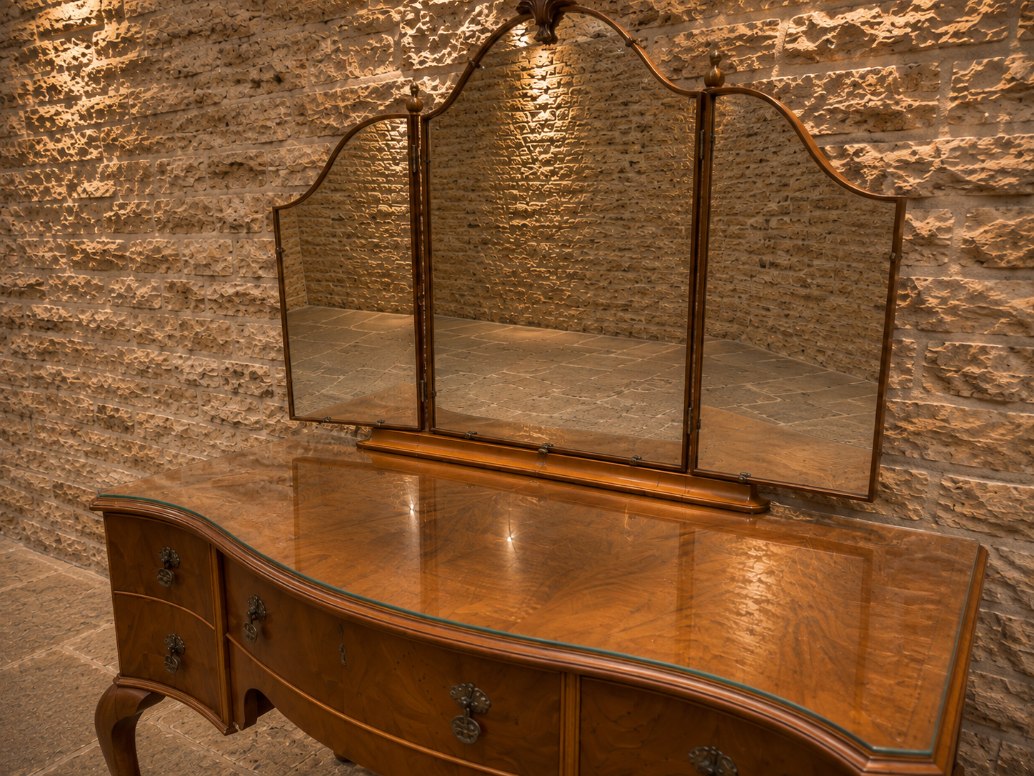 Vintage Serpentine Dressing Table with Triptych Mirror – Queen Anne Style