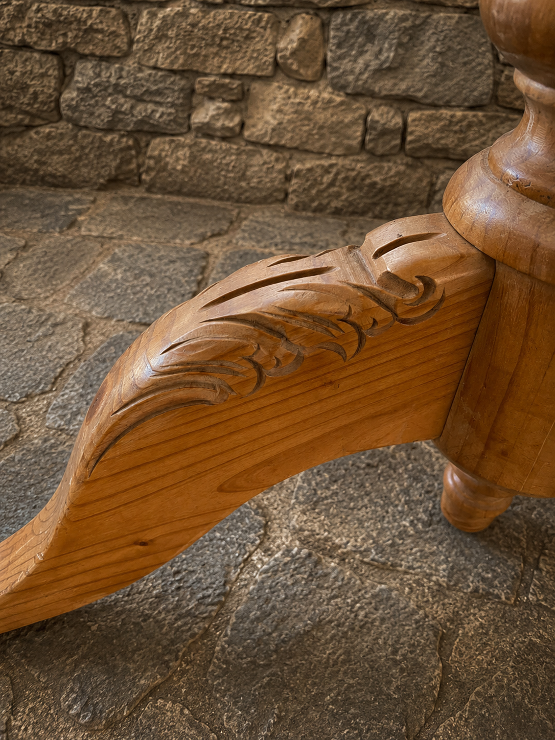Victorian Tilt-Top Pedestal Dining Table | Antique Round Farmhouse Table c.1880–1910