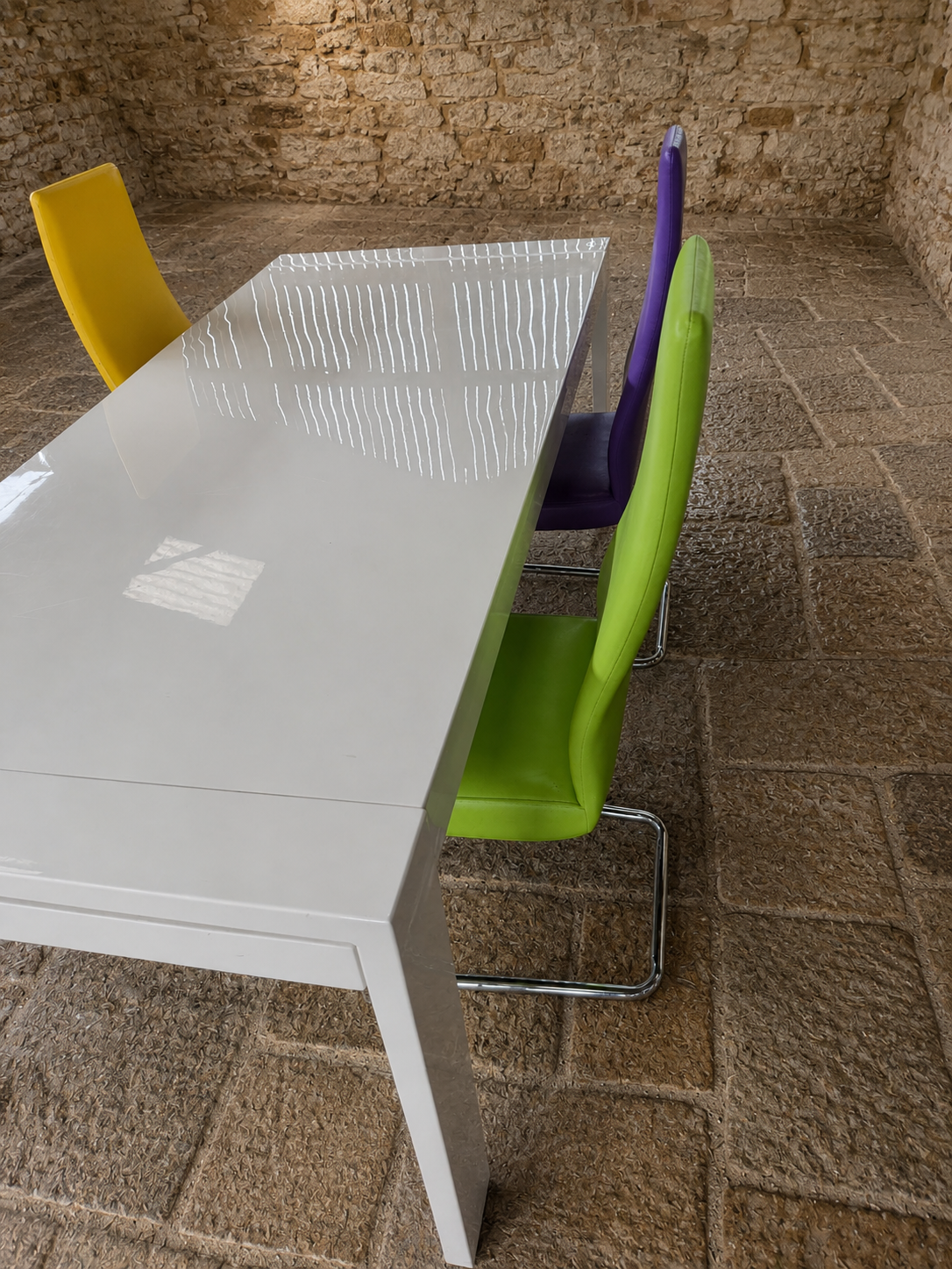 Modern High Gloss Extending Dining Table & Colour Cantilever Chair Set