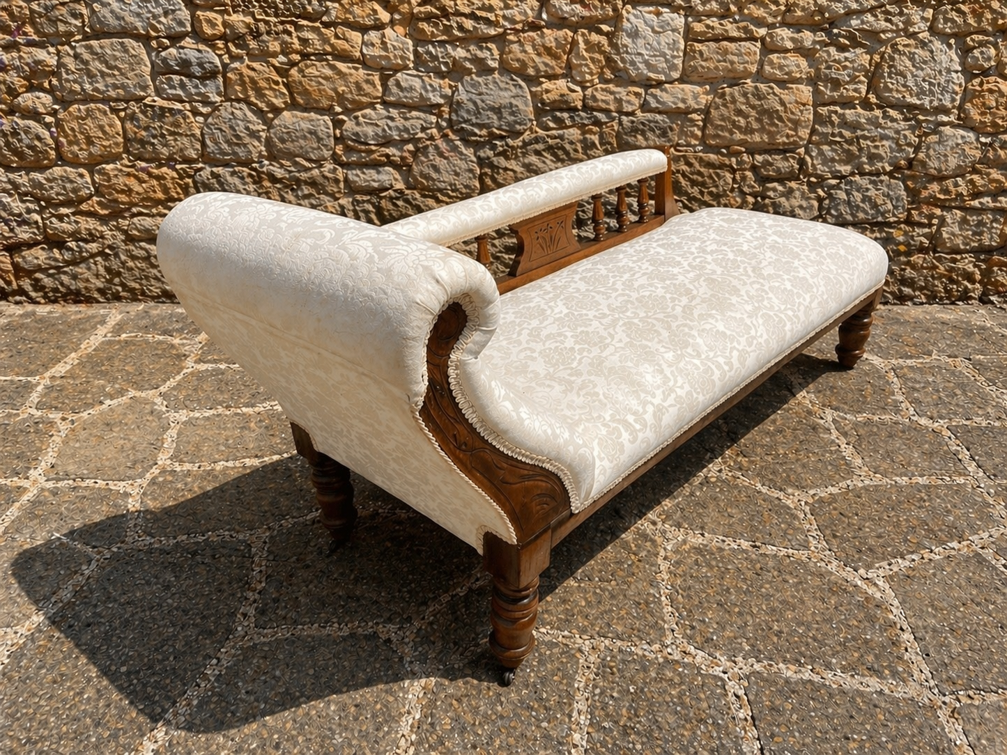 Victorian Style Upholstered Chaise Longue Daybed with Carved Wooden Frame