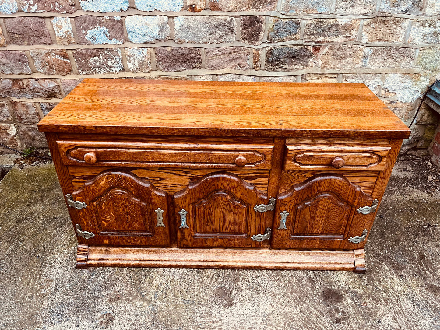 Solid Oak Country Sideboard – 2 Drawer 4 Door Rustic Farmhouse Storage Unit