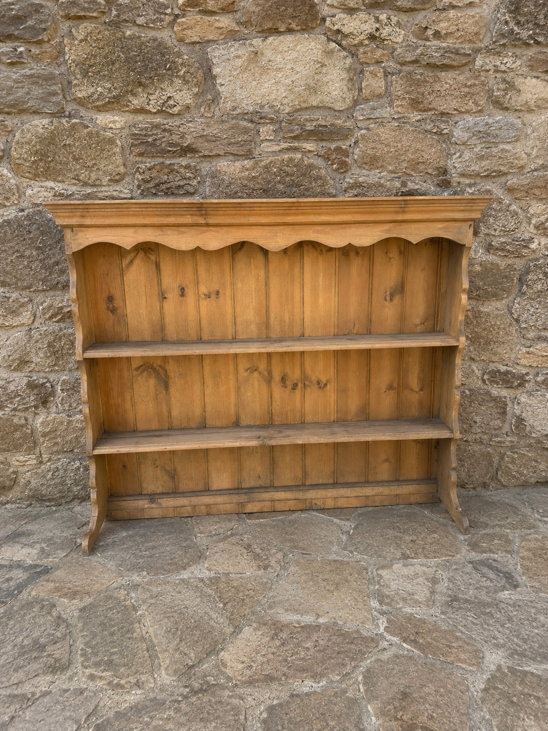 Rustic Farmhouse Pine Wall Shelf – Country Kitchen Plate Rack & Cottage Display Shelving